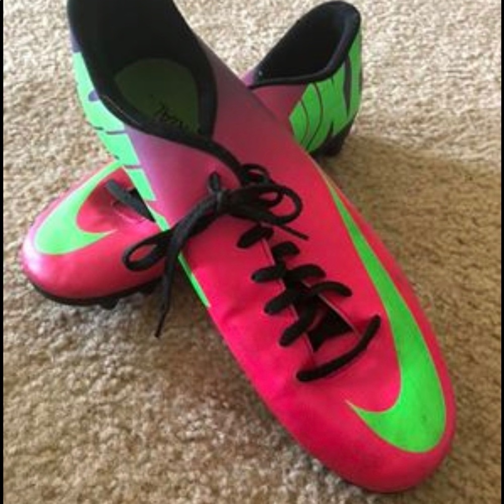 Nike Soccer Cleats - Picture 1 of 3